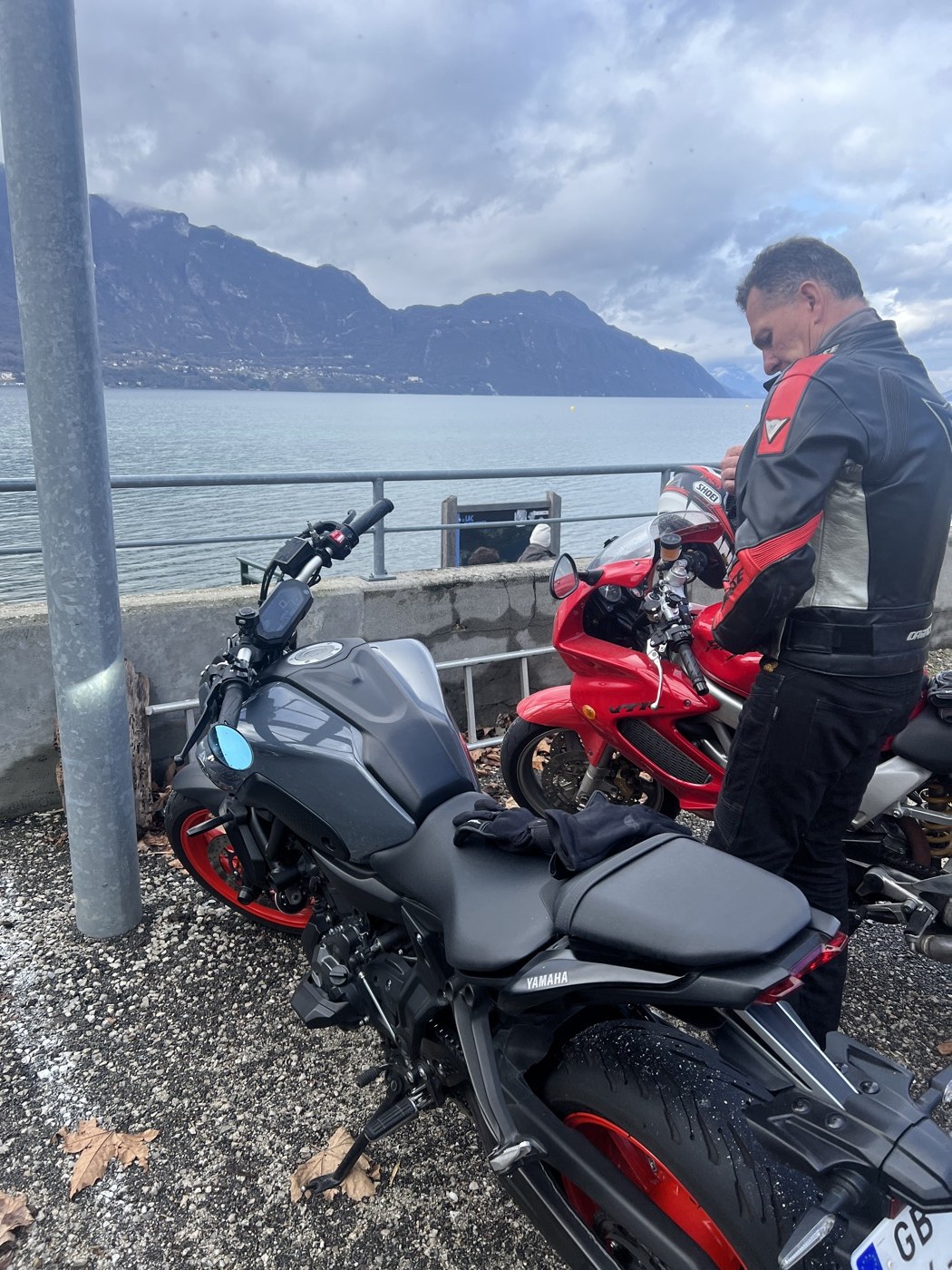 Moto au bord du lac